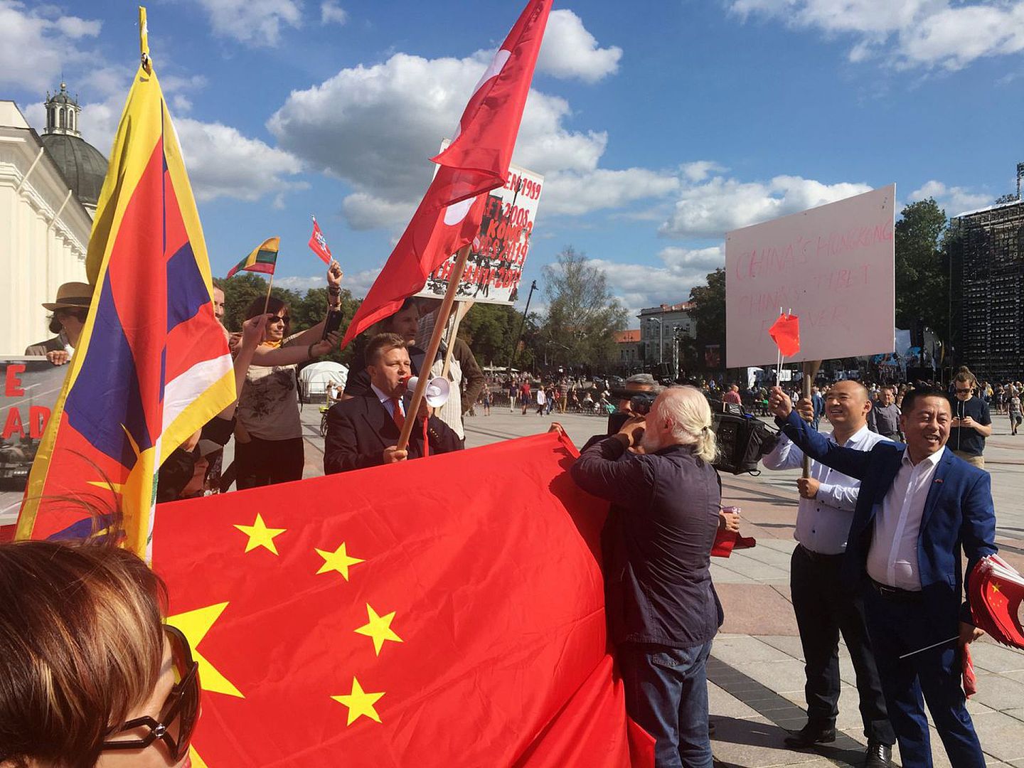 2019年8月23日，立陶宛首都维尔纽斯举行声援香港反修例运动的集会，有中国人持五星红旗到场反制抗议。（Reuters）