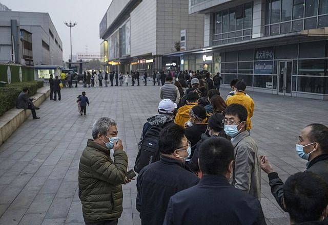 北京民众排队接受核酸检测。