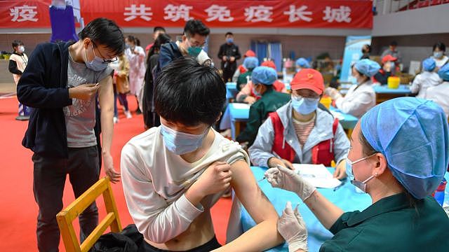 中国一所大学的学生们正在接种新冠疫苗。