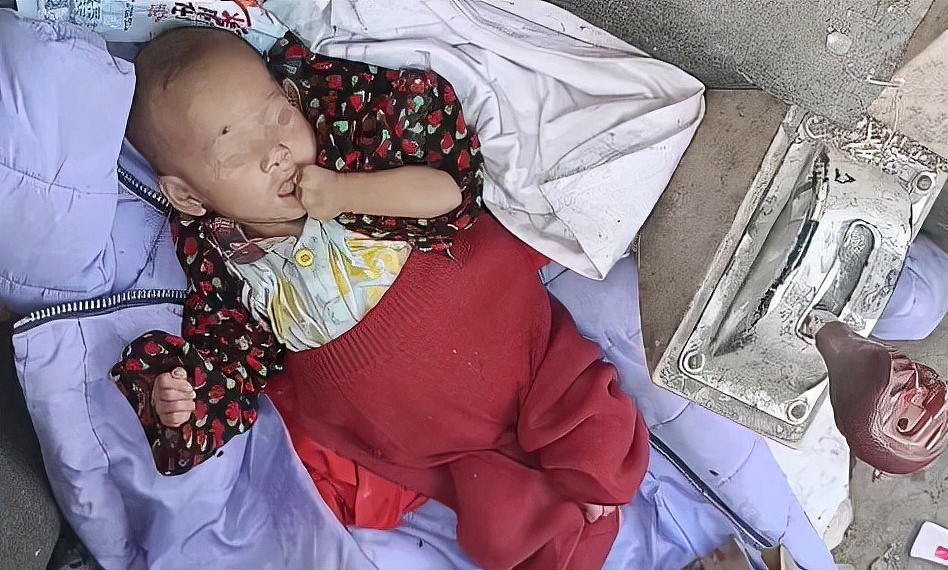 湖南永州一幼童被曝睡垃圾堆吃剩饭，乡政府：生活习惯，想办法纠正