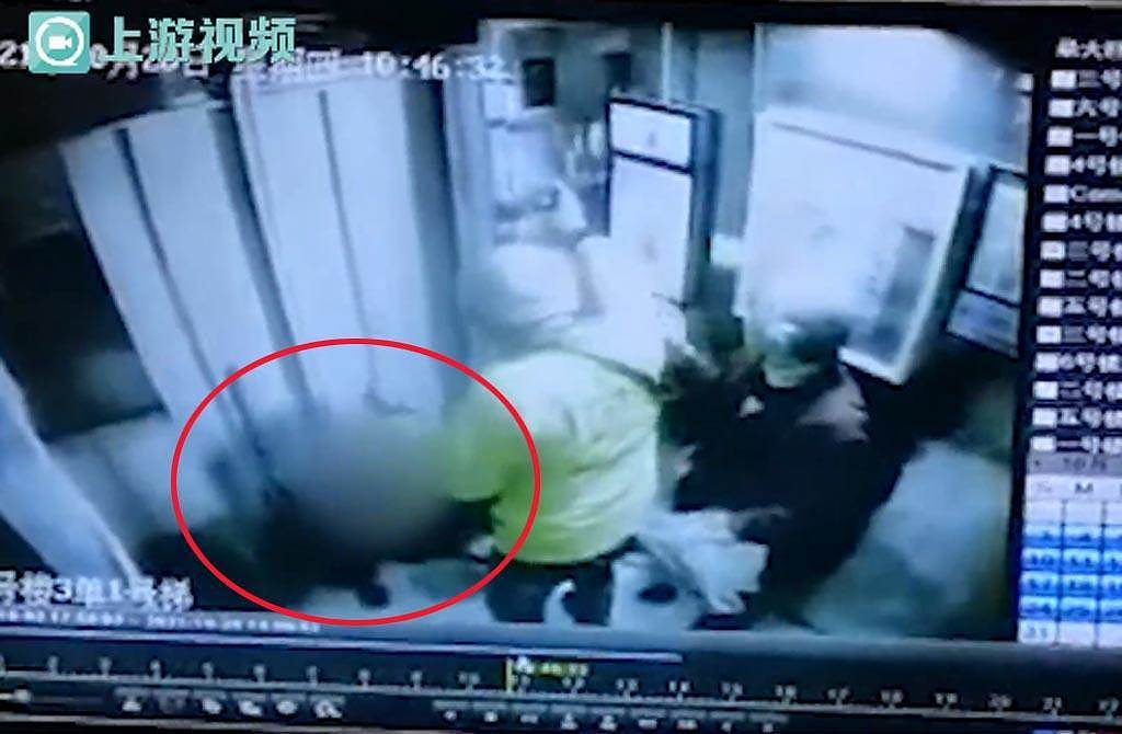 大陆郑州一处社区电梯门故障，一名70余岁老妇遭拦腰夹住惨死。 （截自上游视频）