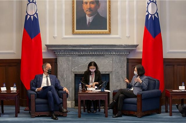 台湾总统蔡英文11月4日在台北与欧洲议会代表团举行了会面（图为蔡英文与率领代表团的欧洲议会议员格鲁克斯曼在交谈）。