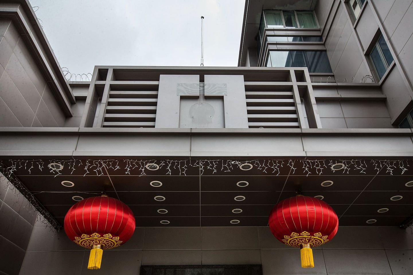 7月24日，中国驻休斯敦总领事馆外的中华人民共和国国旗被取下。（AP）