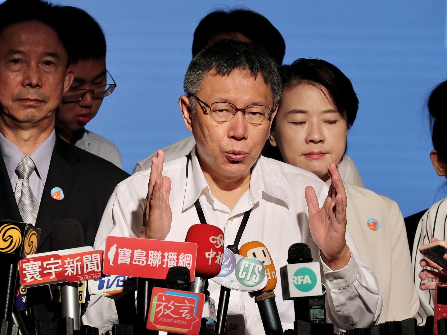 柯文哲2020年7月22日出席台北上海双城论坛接受媒体联访时重申，两岸关系是倒退的，而两岸之间，两岸交流比断流好，合作比对抗好，一家亲比一家仇好。（中央社）