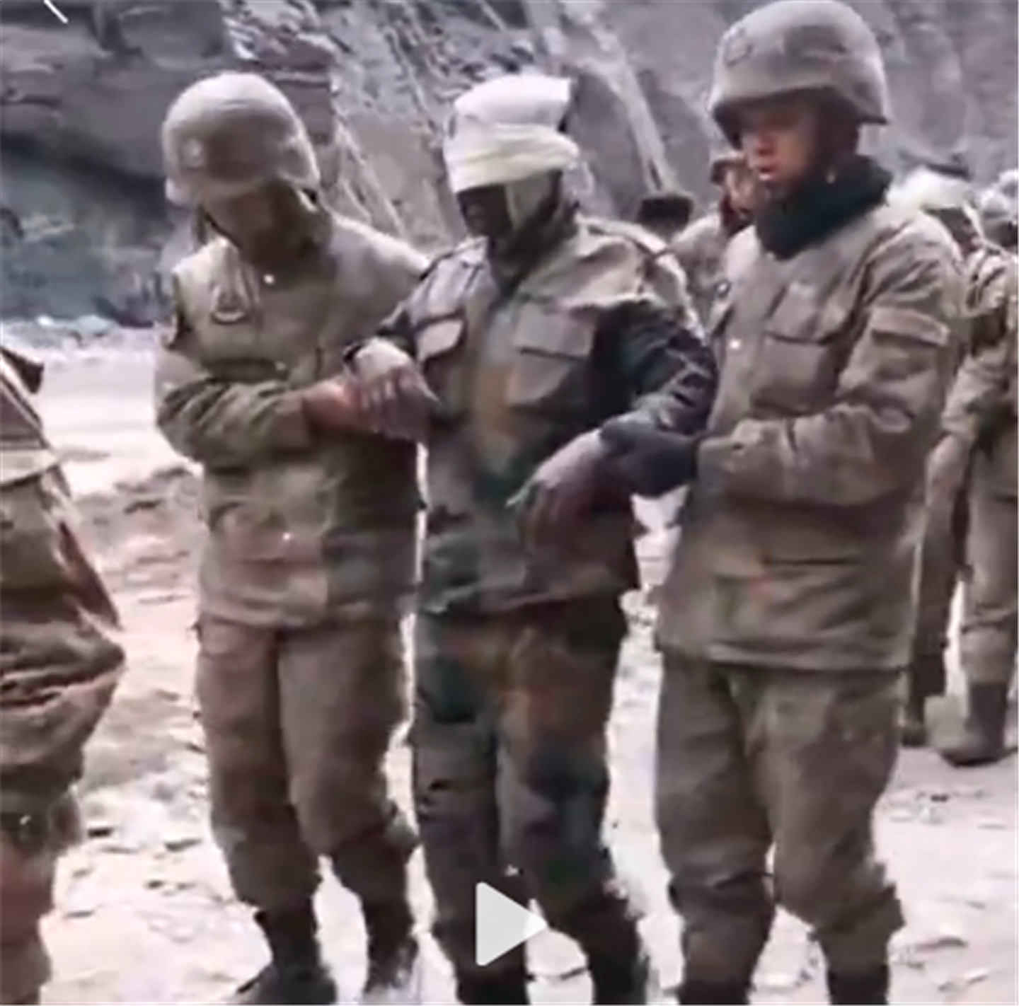 解放军俘虏印军的视频曝光。（微博@衝鋒号角）