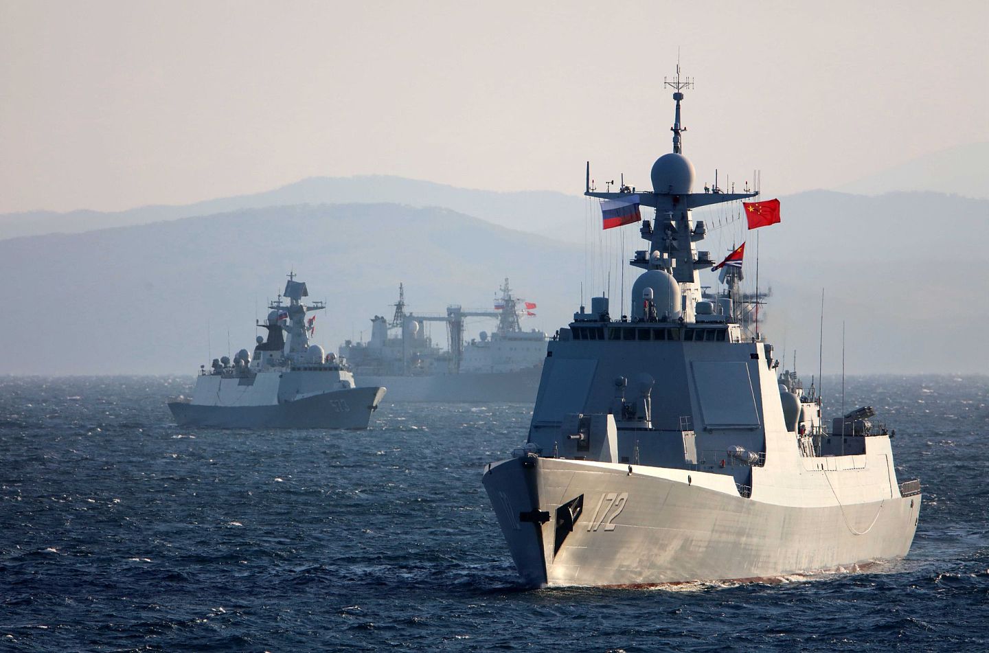 中俄海上军演的规格屡创新高。图为10月15日，在俄罗斯彼得大帝湾附近海空域进行的中俄“海上联合-2021”联合军事演习期间，中国海军参演舰艇驶向演练海域。（新华社）