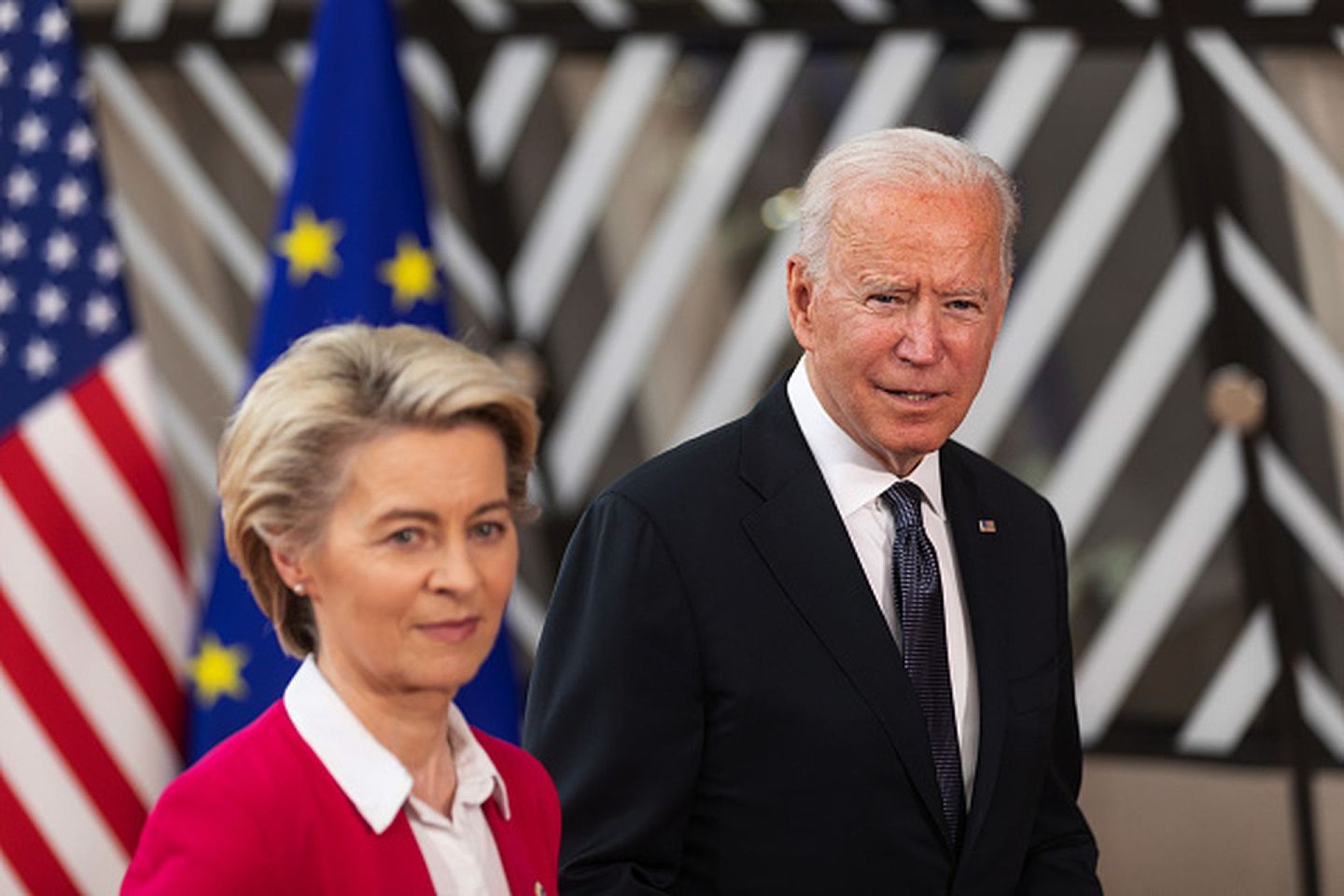 2021年6月15日，在布鲁塞尔欧盟总部，美国总统拜登（右）与欧委会主席冯德莱恩（Ursula von der Leyen，左）共同步入会场，准备参加美欧领导人峰会，而如何解决双方持续17年之久的波音-空客财政补贴纷争正是此次峰会的重中之重。（Getty Images）
