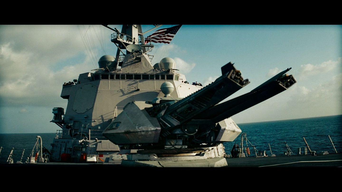 美国电影《变形金刚2》中的出场的电磁轨道炮。（《变形金刚2》截图）