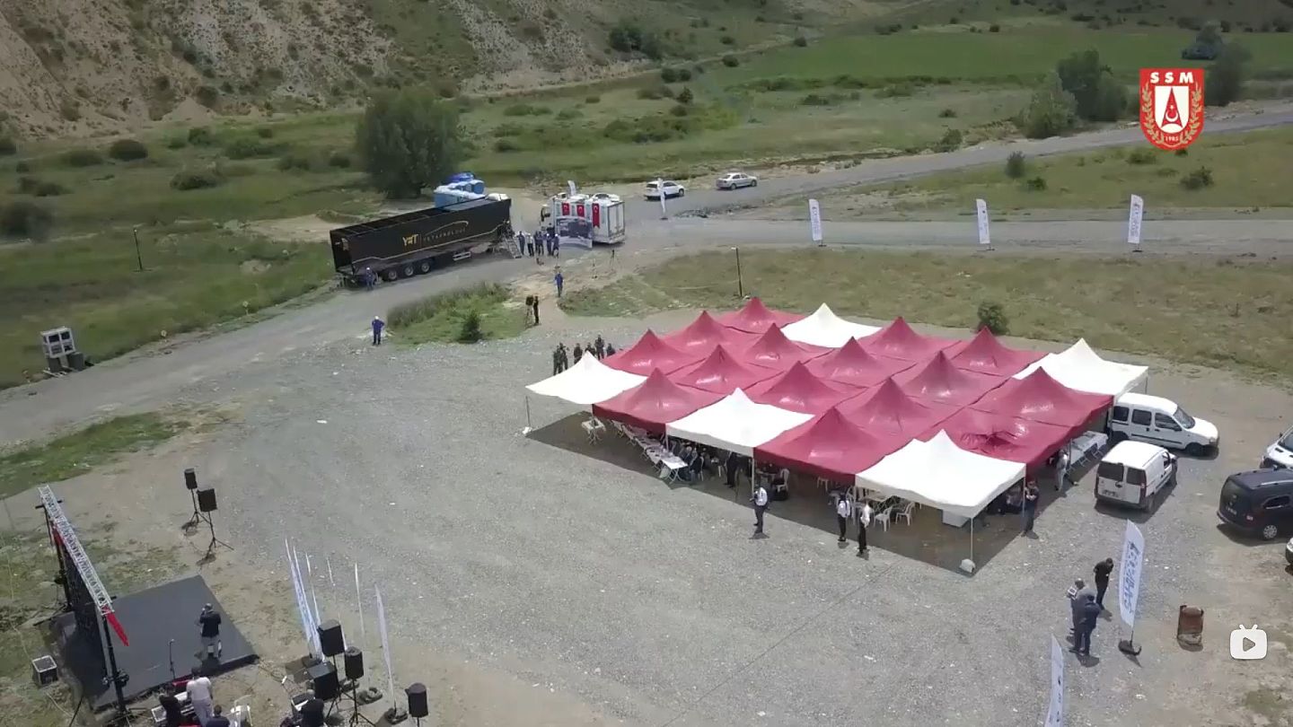 2018年土耳其公开测试电磁炮现场：左上为电磁炮，右侧为休息区。（YouTube视频截图）