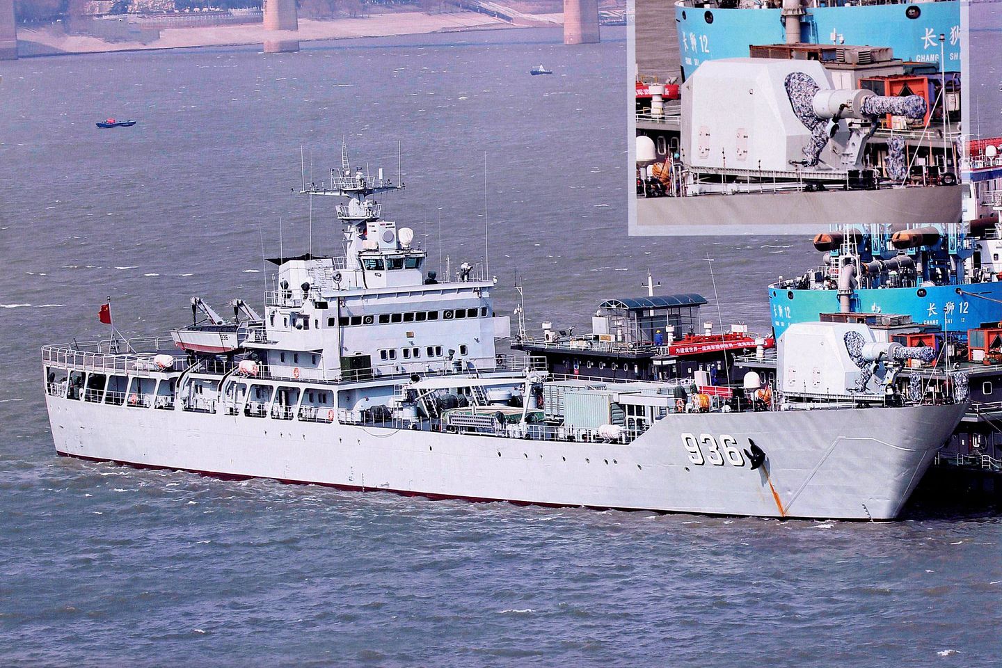 此前网络上流传的中国海军登陆舰搭载电磁炮测试的照片。（微博@超大骇客）