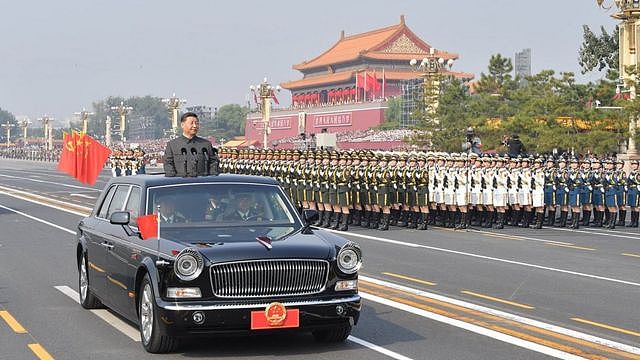 2019年中国国庆70周年，习近平与参加阅兵的中国军人。