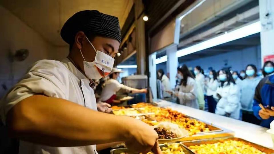 成都一学院食堂厨师黄码无法入校 烹饪专业学生临时救场 同学们点赞：“打得多，盖子都盖不上”（组图） - 5