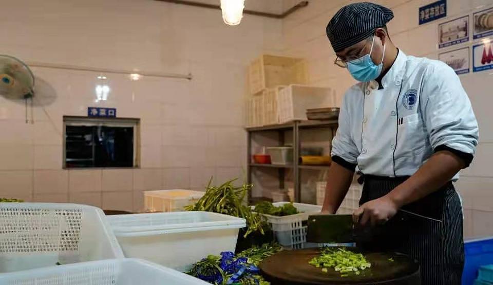 成都一学院食堂厨师黄码无法入校 烹饪专业学生临时救场 同学们点赞：“打得多，盖子都盖不上”（组图） - 4