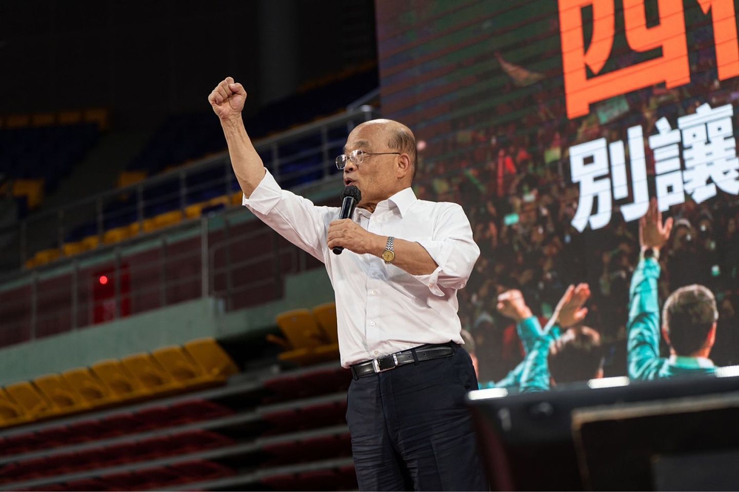 台行政院长苏贞昌10月31日出席民进党屏东场“四个不同意 台湾更有力”公投说明会。（民进党供图）