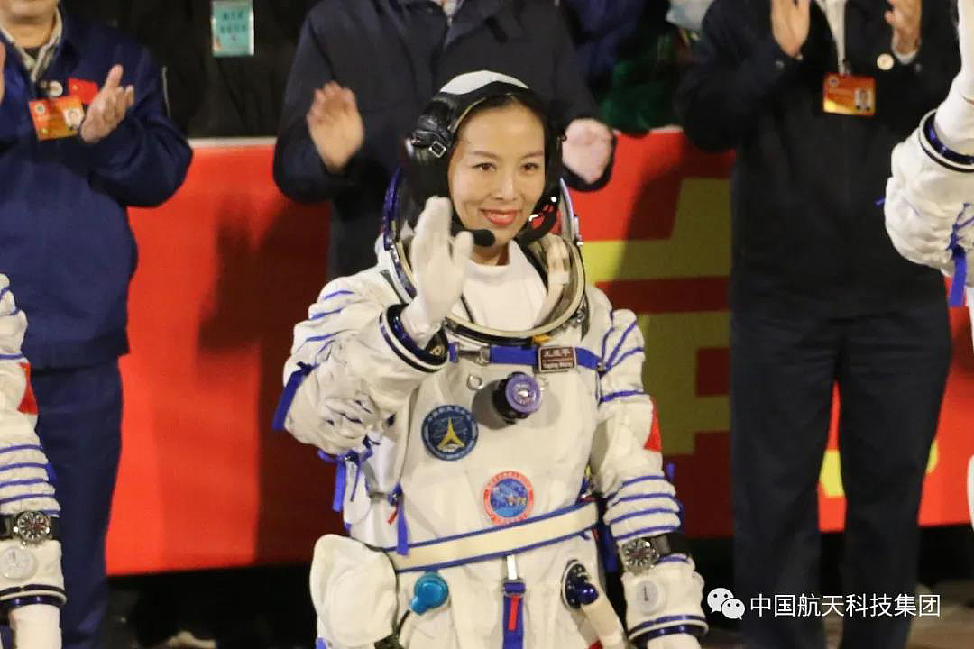 新闻多一度│王亚平成中国首位出舱女航天员 这意味着什么？