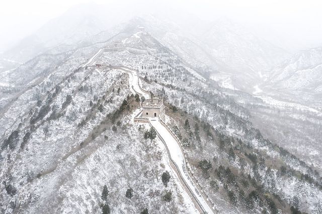 大雪中的居庸关长城宛如水墨画。