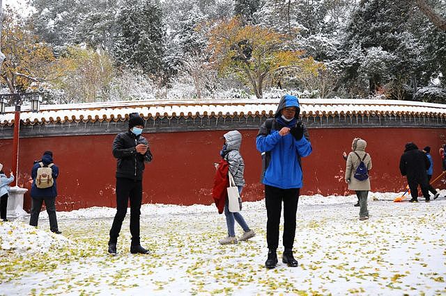 很多北京市民前往故宫等历史景点观雪。