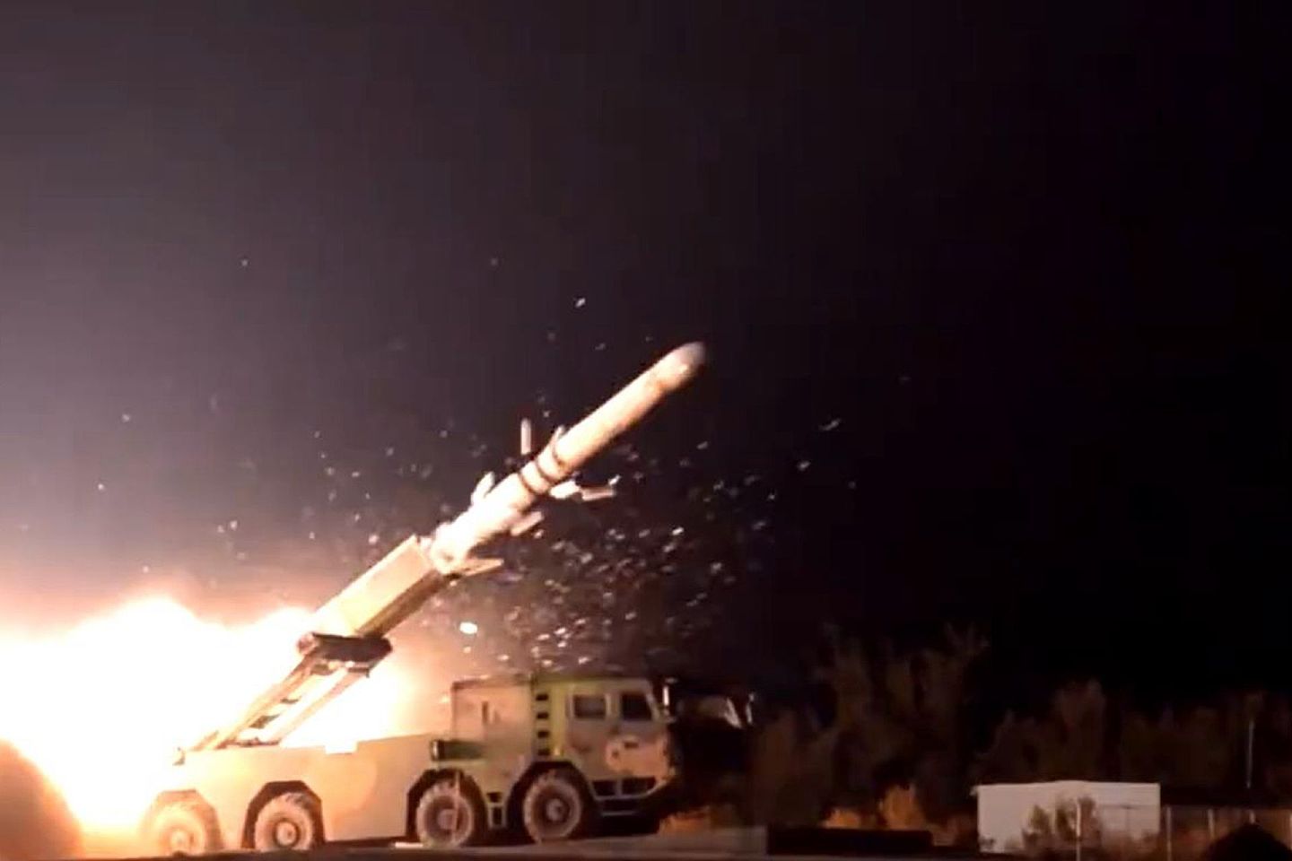 2020年9月25日，《解放军报》曝光火箭军导弹齐射画面。（微博@东风快递）