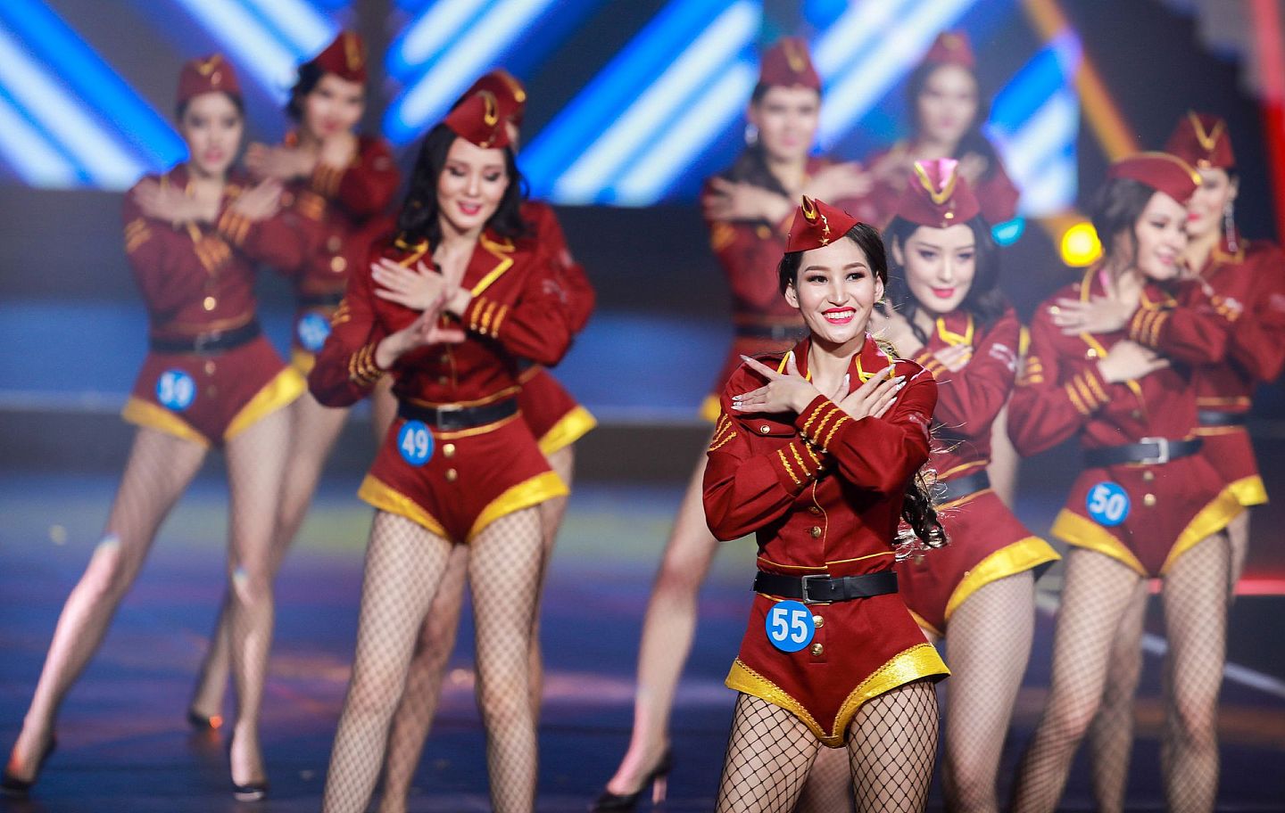 2018年12月23日，“中国满洲里第十五届中俄蒙美丽使者国际大赛”总决赛。（视觉中国）