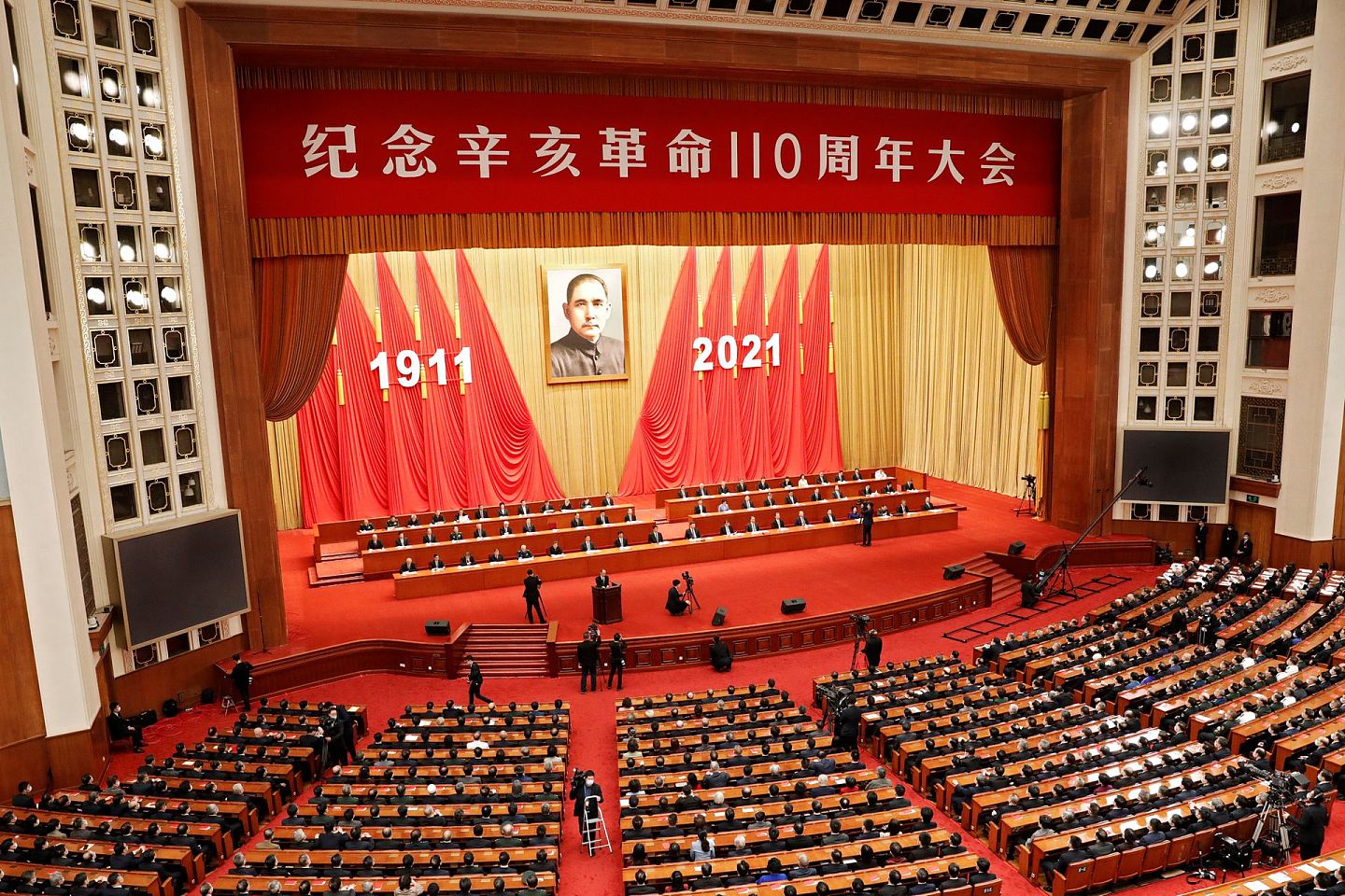 习近平在北京人民大会堂纪念辛亥革命110周年。习近平强调，台湾问题纯属中国内政，不容任何外来干涉。（REUTERS）