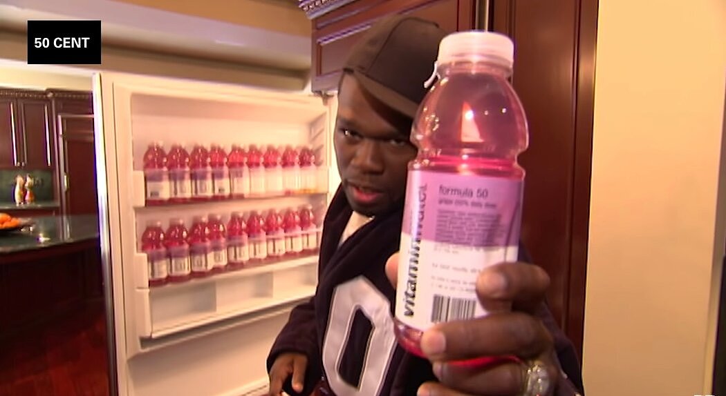 在MTV的一集《名人豪宅秀》中，“50分”展示自家冰箱中摆放的一排排维他命水。