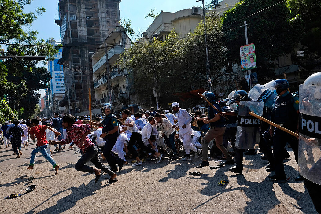 上个月，达卡白图穆卡兰清真寺外，警方与穆斯林抗议者发生冲突。