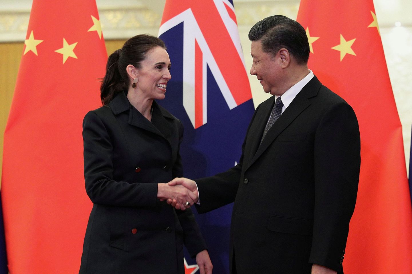 2019年4月1日，中国国家主席习近平（右）在人民大会堂会见新西兰总理阿德恩（左）。（Reuters）