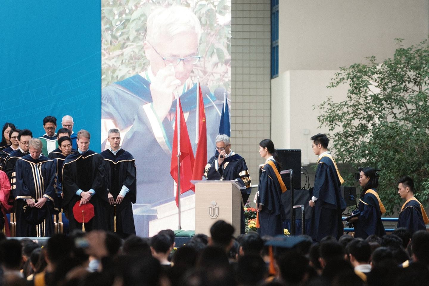 科大校长史维在2019年11月8日毕业礼公布周梓乐死讯，他也当场认不住落泪。 (资料图片／罗君豪摄)