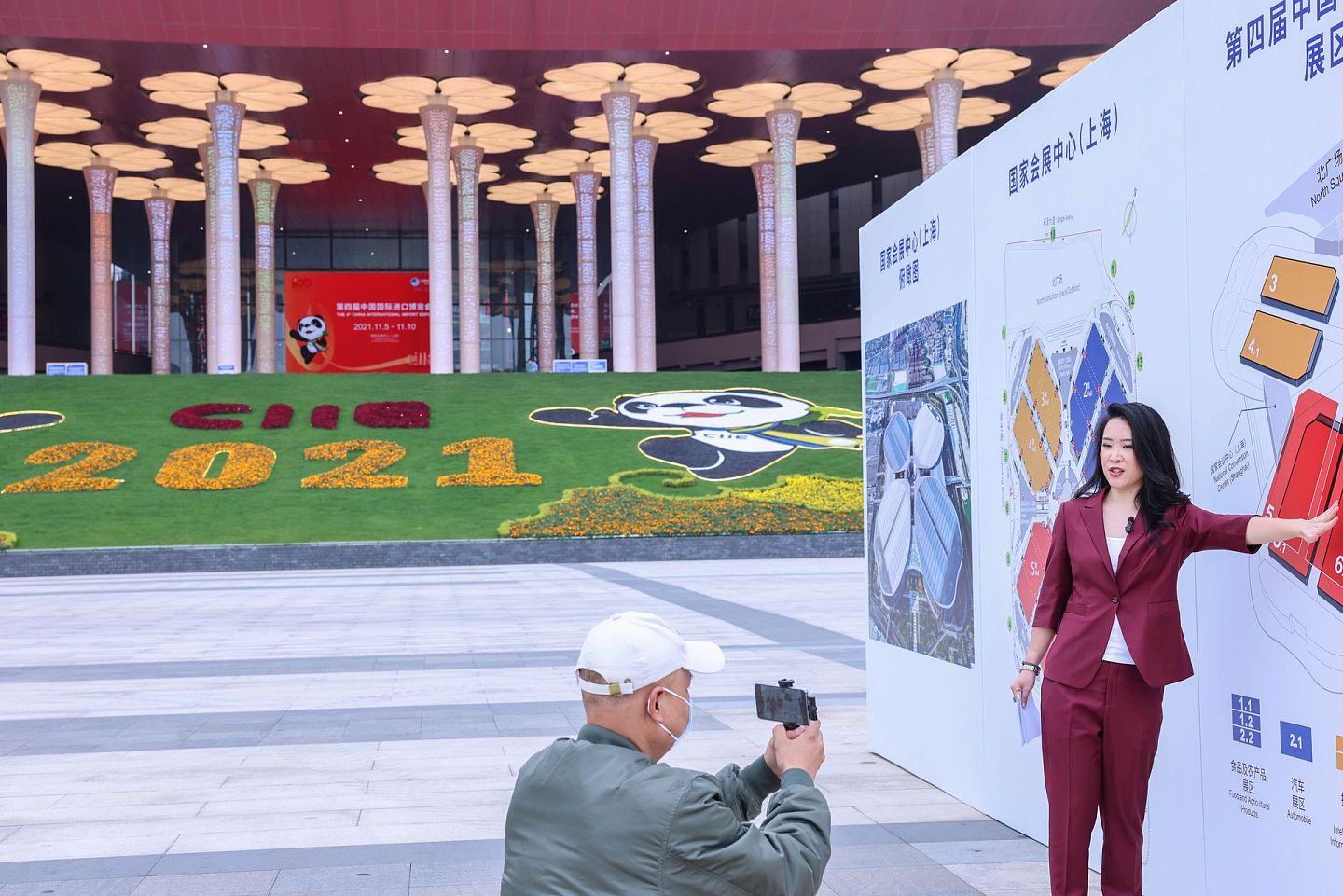 2021年11月4日，一名记者在中国国际进口博览会举办地拍照。（新华社）