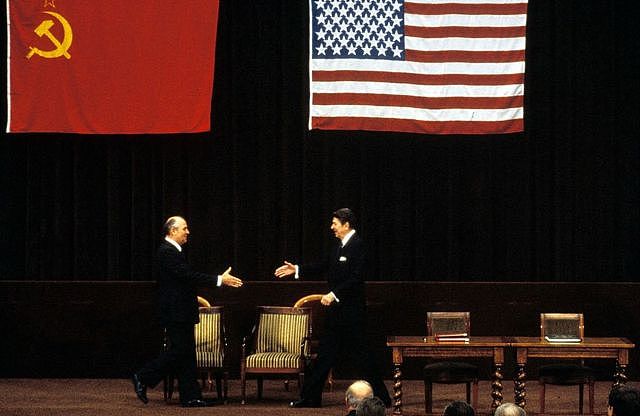 1985年11月，美苏领导人里根和戈尔巴乔夫历史性会晤。