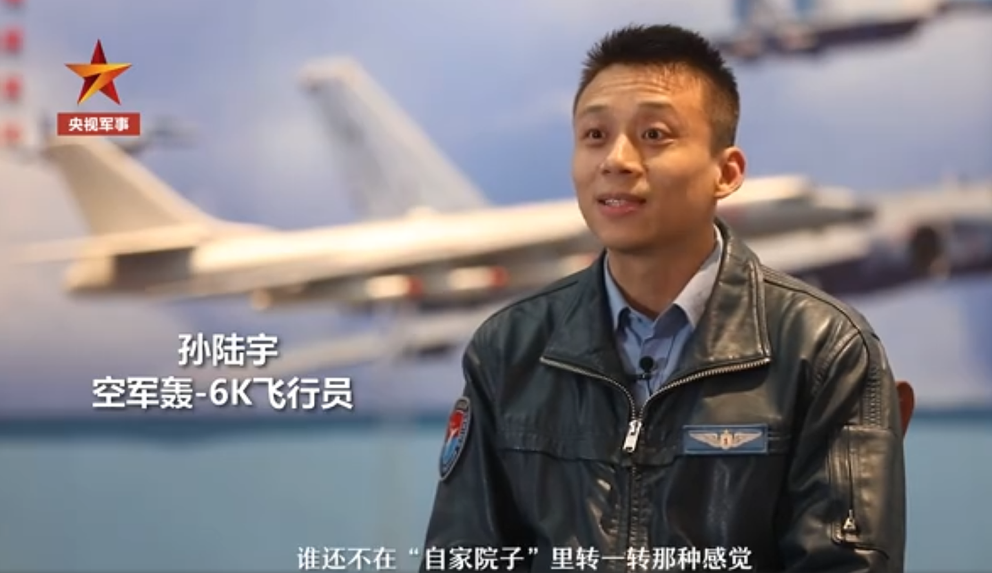 轰-6K飞行员谈巡航台湾时自己的感受。（中国央视军事截图）