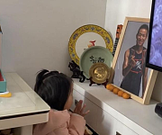 运动员梁晶逝世6月，女儿盯着父亲照片好心疼，老婆仍走不出悲伤（组图）