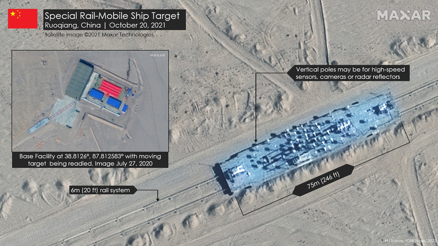 卫星图像显示，解放军在塔克拉玛干沙漠建造了一款可以“旱地行舟”的缩比机动航母靶板。（美国海军协会网站USNI）