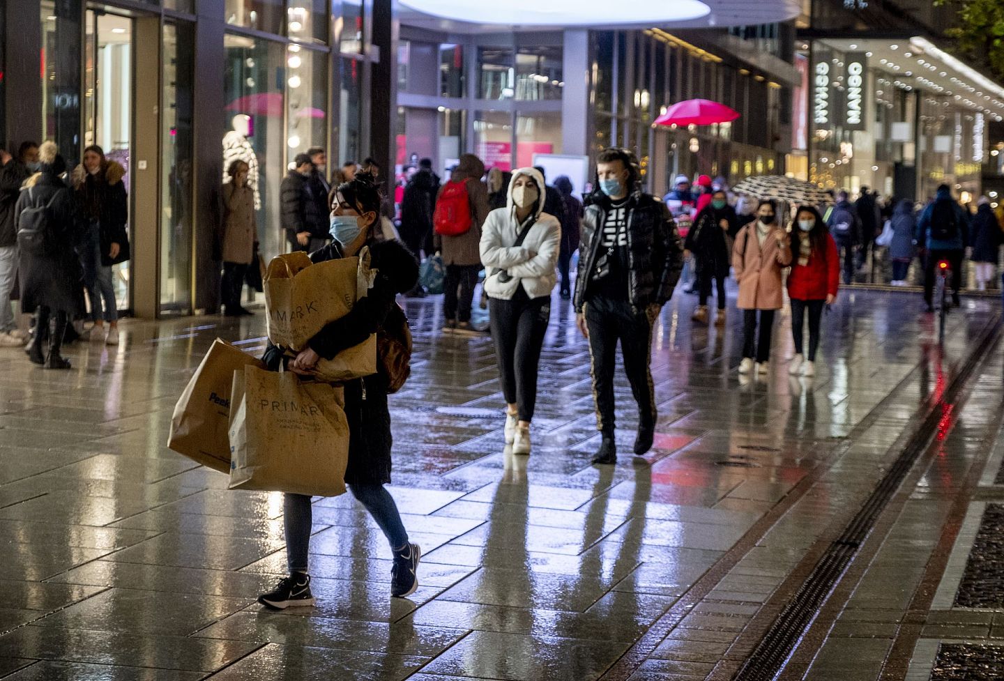 2020年12月11日，星期五，人们走在德国法兰克福的主要购物街上。德国政府讨论了进一步的限制措施，以避免新冠病毒的蔓延。（AP ）