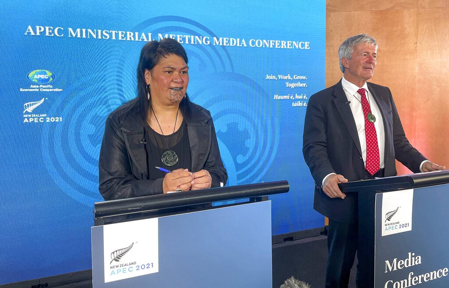 图为11月10日，新西兰贸易部长奥康纳（右）和外交部长马胡塔（左）在惠灵顿会见传媒。 （AP）