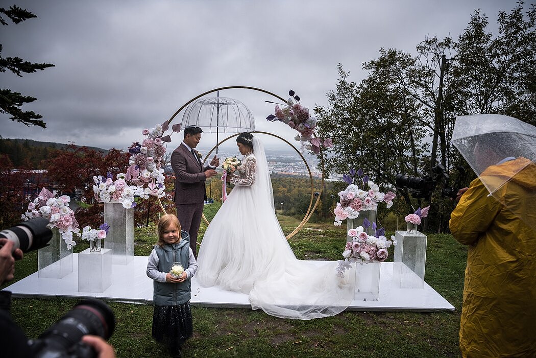 库页岛一对韩裔夫妇的婚礼。这个俄罗斯岛屿上有大约2.5万名韩裔，其中一些人现在被允许返回韩国。