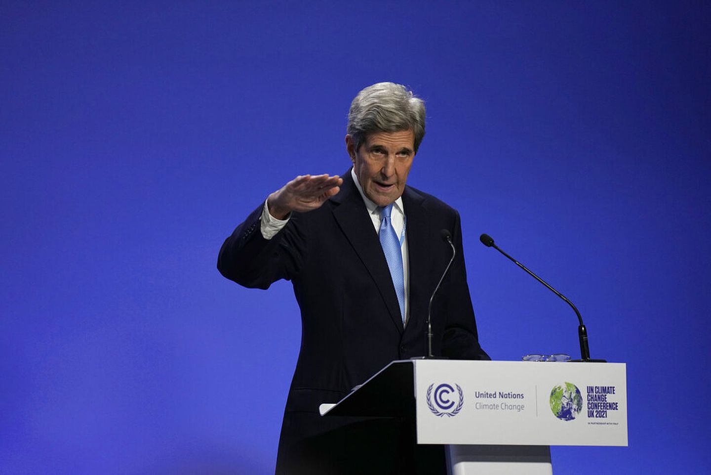 2021年11月10日，在英国格拉斯哥举行的联合国气候变化大会上，在中国气候变化事务特使解振华出席新闻发布会后，美国总统气候特使克里（John Kerry）立即发表讲话。（AP）