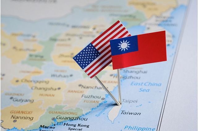 台湾和美国国旗别在地图上