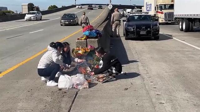 贾斯帕的家人在高速事发地祭拜他