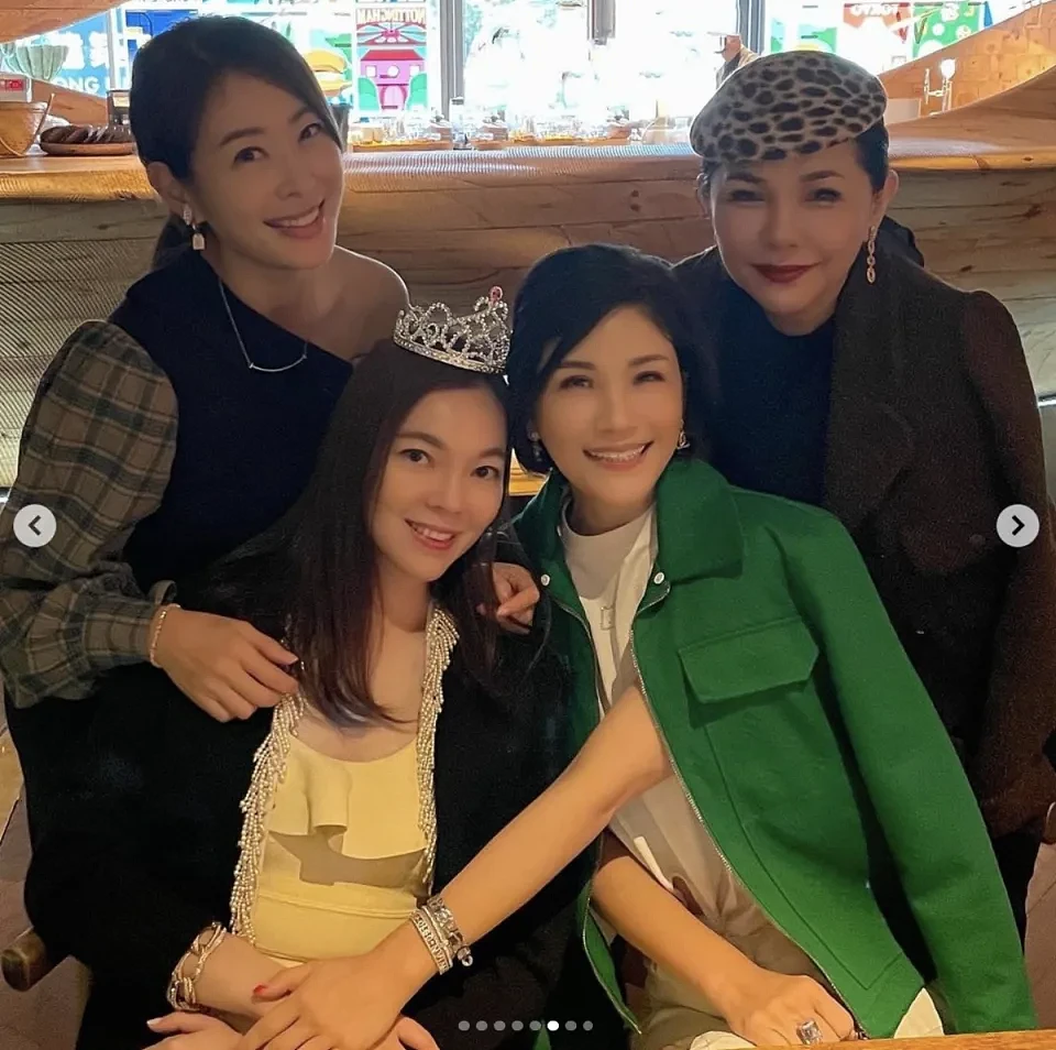 曾馨瑩（左二）迎47歲，賈永婕（左起）、蔣雅淇、張清芳提前為她慶生。（翻攝蔣雅淇IG）
