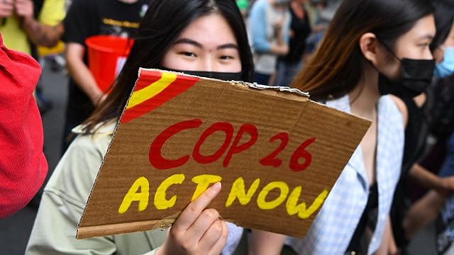 在墨尔本举行的全球气候变化行动日期间，人们参加抗议集会