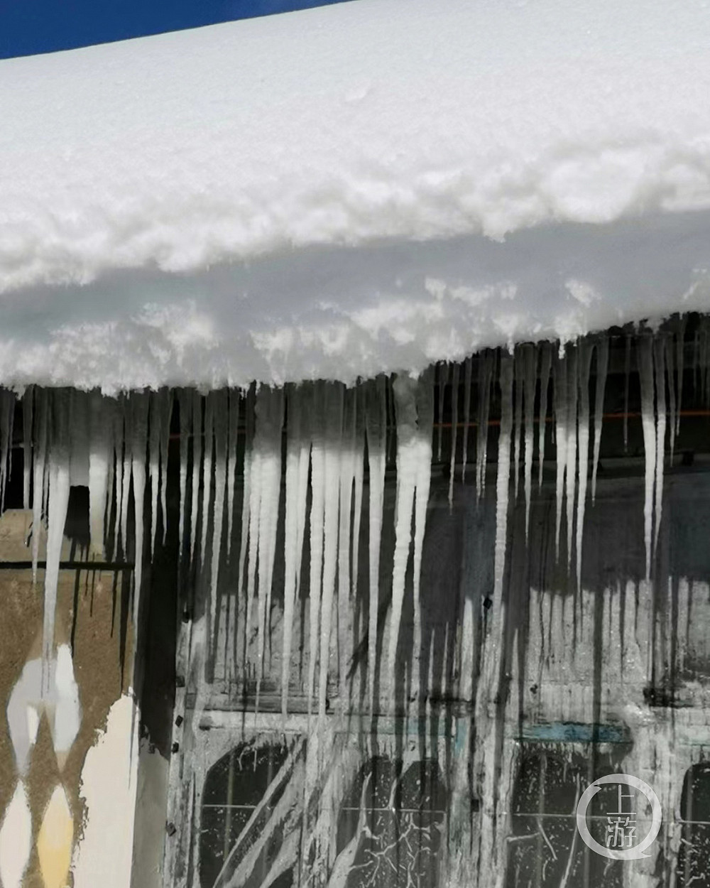 暴风雪下的内蒙古通辽：陆空交通停运 整个城市被冰封