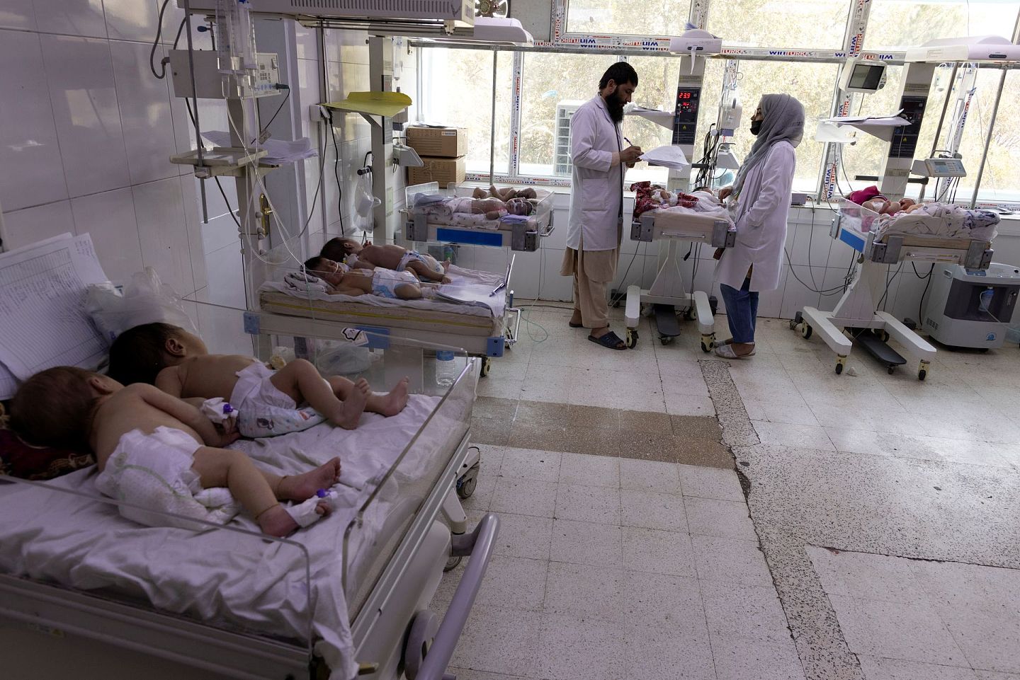 依赖于国际援助的医生、护士亦处境艰难。(Reuters)