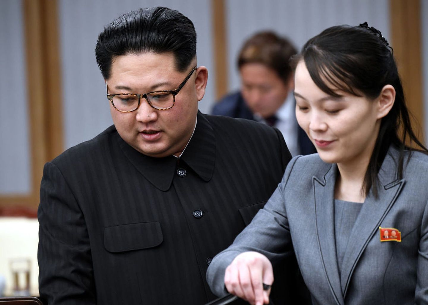 针对韩国政府“发表终战宣言”的提议，相较于朝鲜外务省副相李泰成（音）的表态，朝鲜最高领导人金正恩（左）和其胞妹金与正的表态则更为温和。（Getty）
