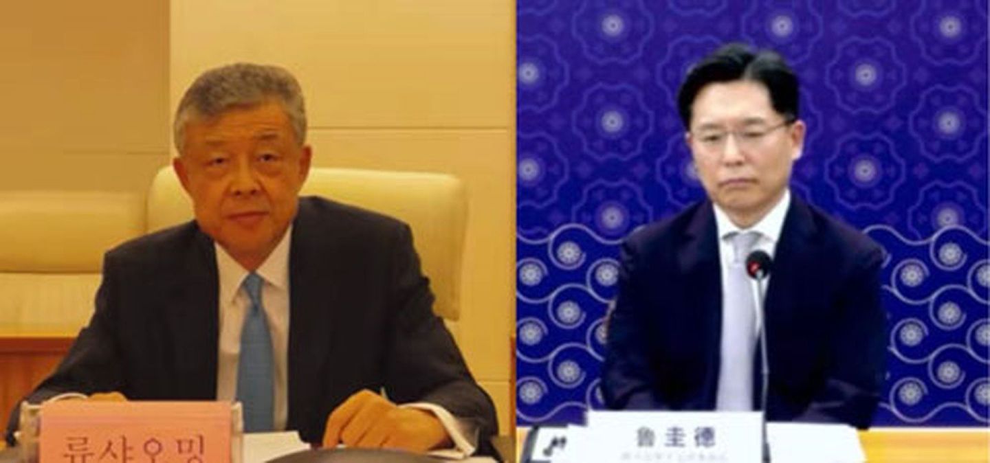 2021年9月29日，中国朝鲜半岛事务特别代表刘晓明（左）于线上会议向韩国外交部半岛和平交涉本部长鲁圭德（也作鲁圭悳）表示，中方认为，朝方正当合理关切应得到重视和解决。中方支持韩朝改善关系、推进和解合作。（中国外交部官网）