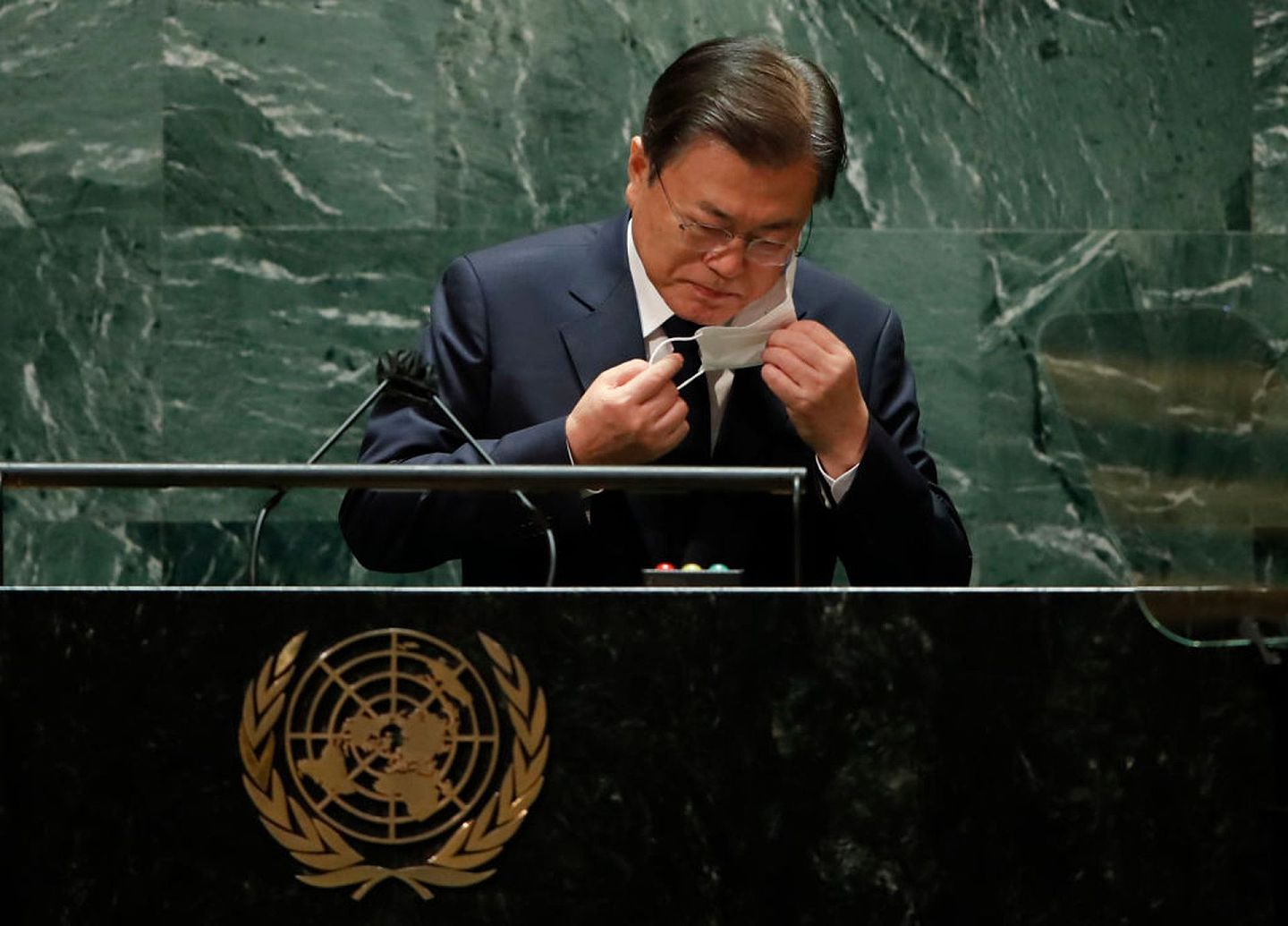 2021年9月21日，韩国总统文在寅先在联合国大会再度向世界提出“发布终战宣言”的倡议，随后又在接受美国媒体采访时，盛赞美国总统拜登“拥有老道的领导力”，掌握打开解决朝鲜半岛问题大门的锁匙。（Getty）