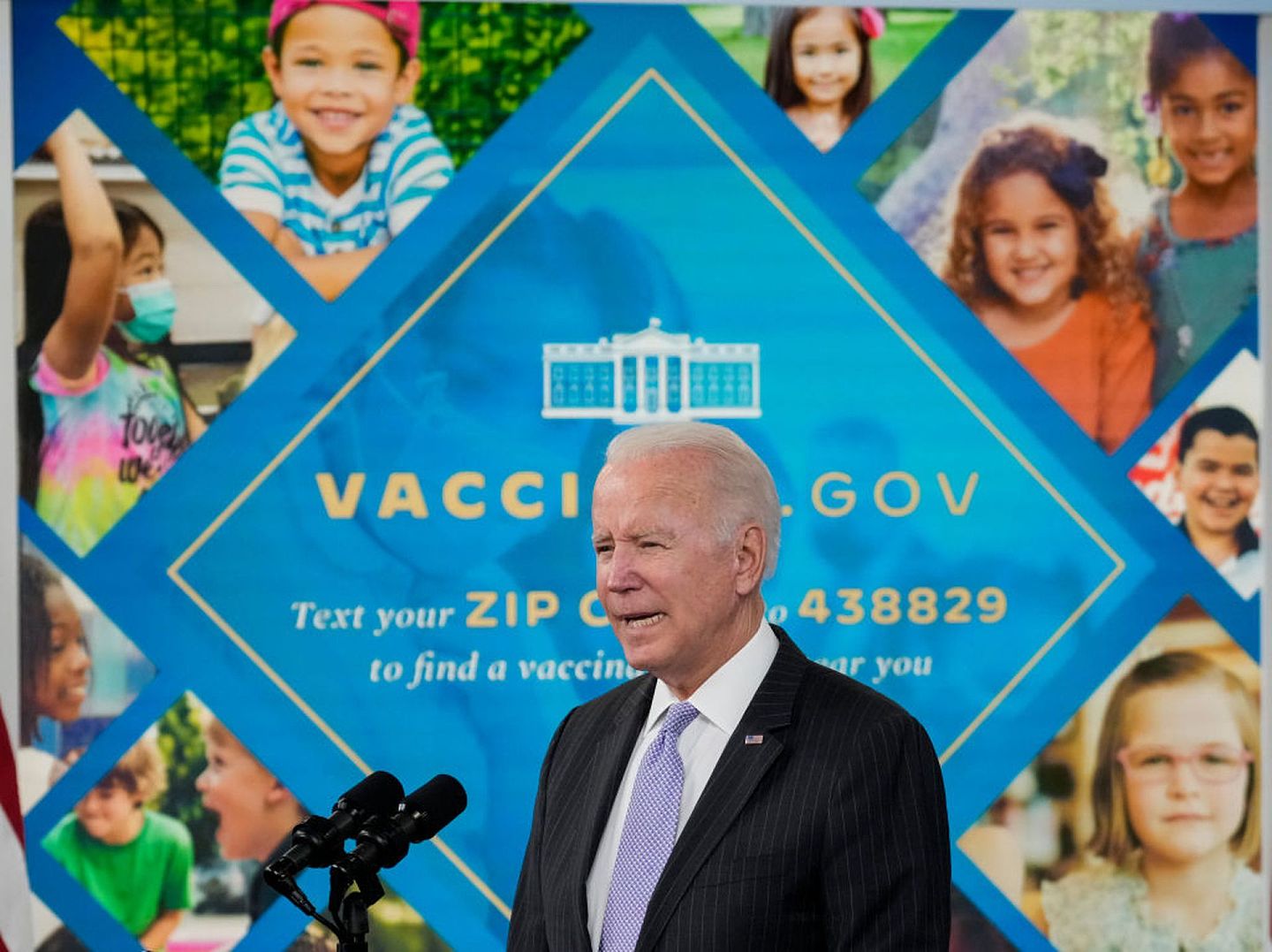2021年11月3日，美国总统拜登就批准5至11岁儿童接种疫苗的决定在白宫发表讲话。美国中期选举将于2022年举行，能否保持民主党在国会微弱的优势席位，为自己剩余任期施政提供助力，将取决于拜登在国内一种议题上的表现。（Getty）