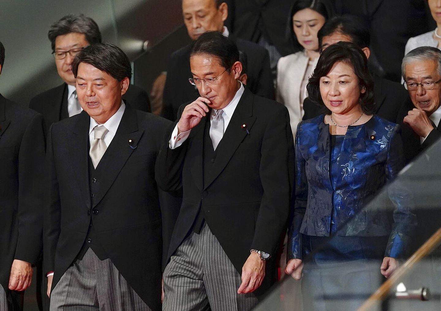 日本新内阁2021年11月10日拍摄大合照，左二是首相岸田文雄，左一是外相林芳正，右一是少子化担当大臣野田圣子。（AP）