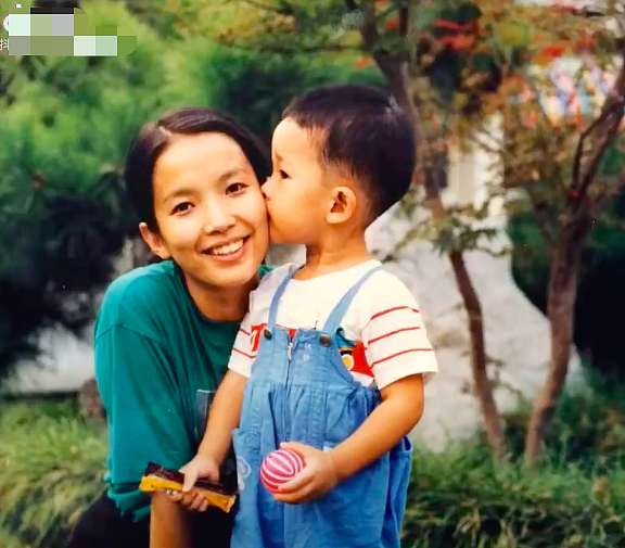 61岁吕丽萍罕见露面，头发稀疏难掩憔悴，和33岁儿子合照母爱满满