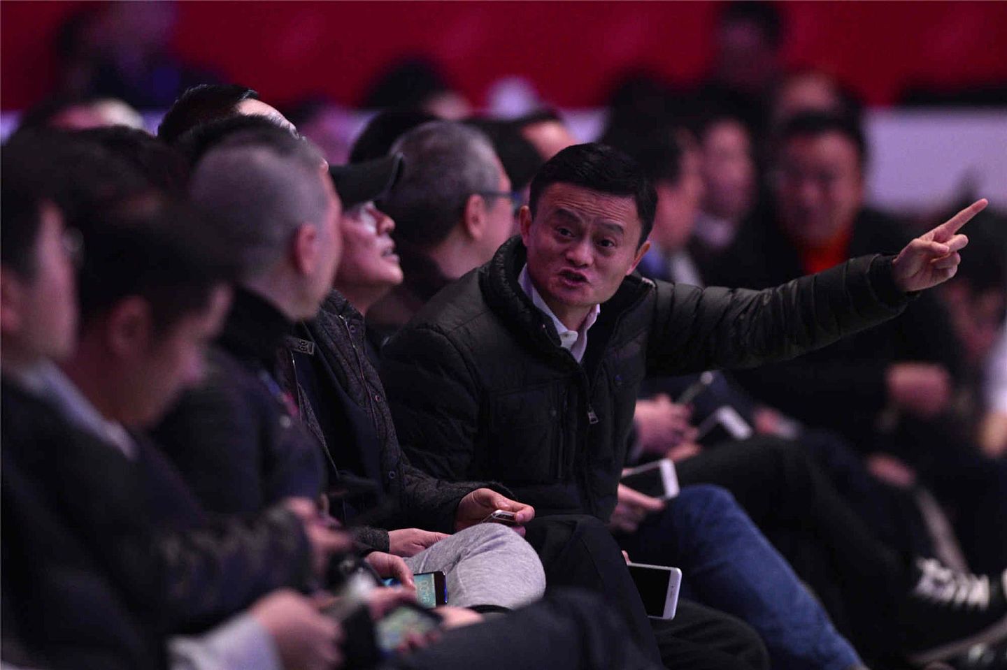 2015年11月11日，在北京水立方数据直播大厅，阿里巴巴集团董事局主席马云在关注交易数据。（新华社）